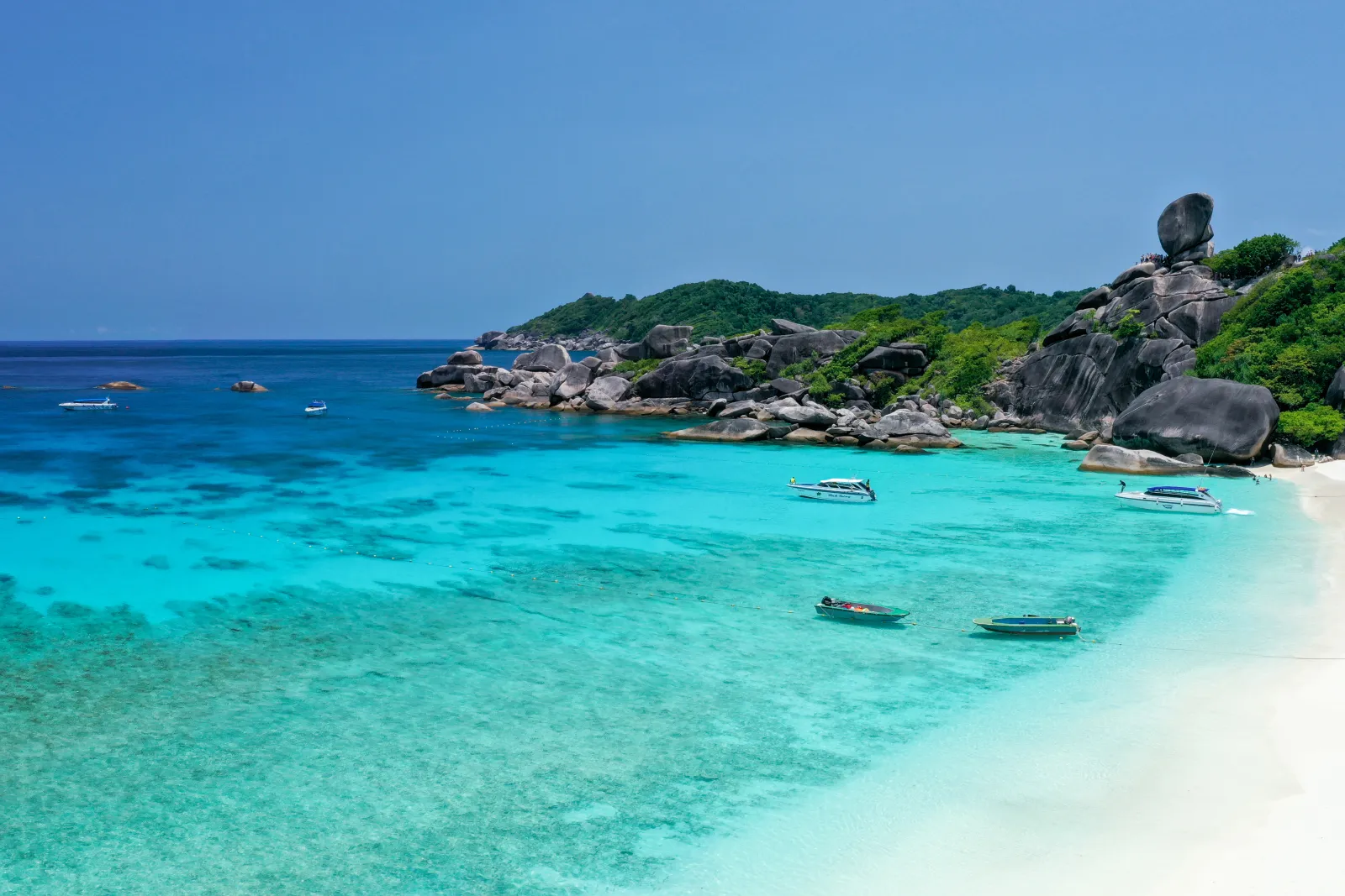 Similan Adaları'nda granit kayalıklar ve turkuaz koy